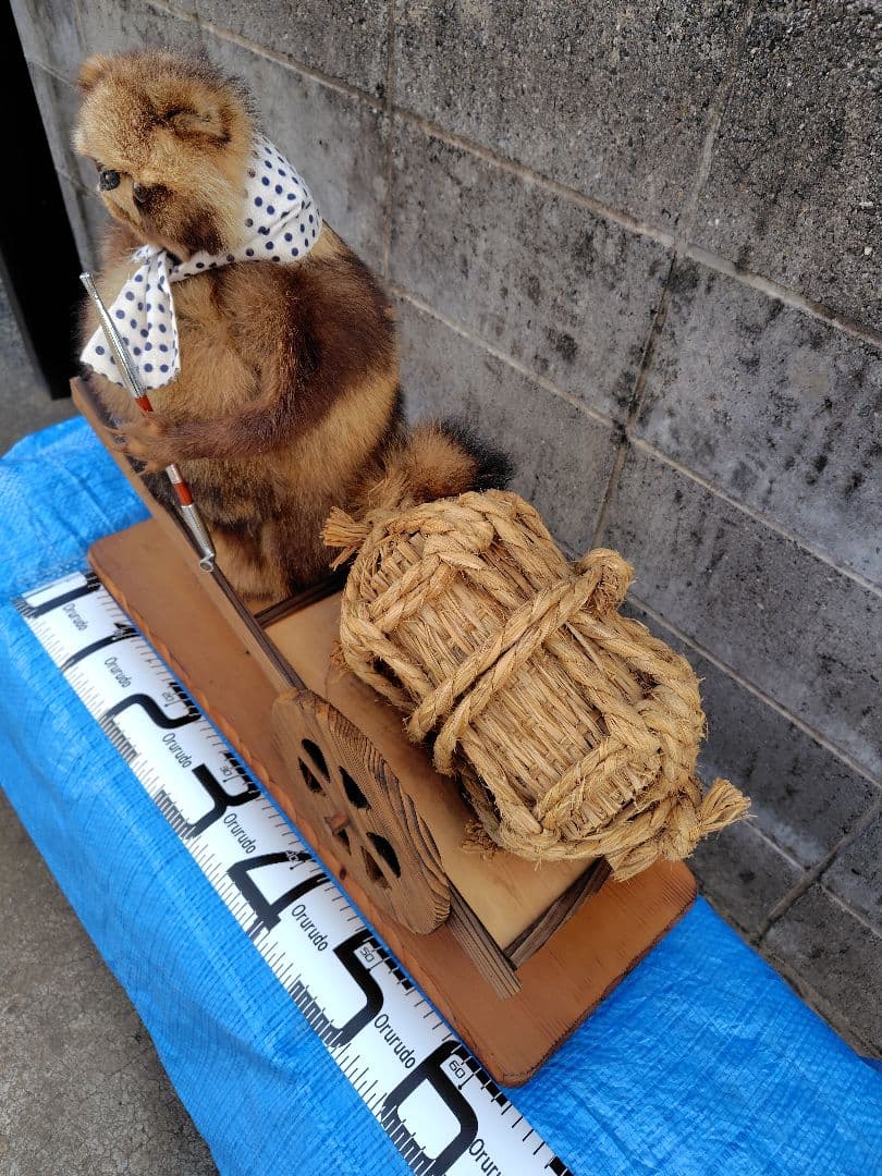 タヌキの剥製 置物 台車付き（俵）