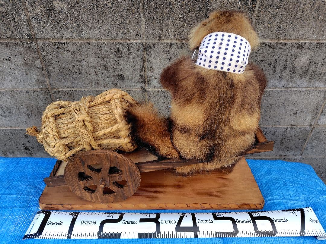 タヌキの剥製 置物 台車付き（俵）