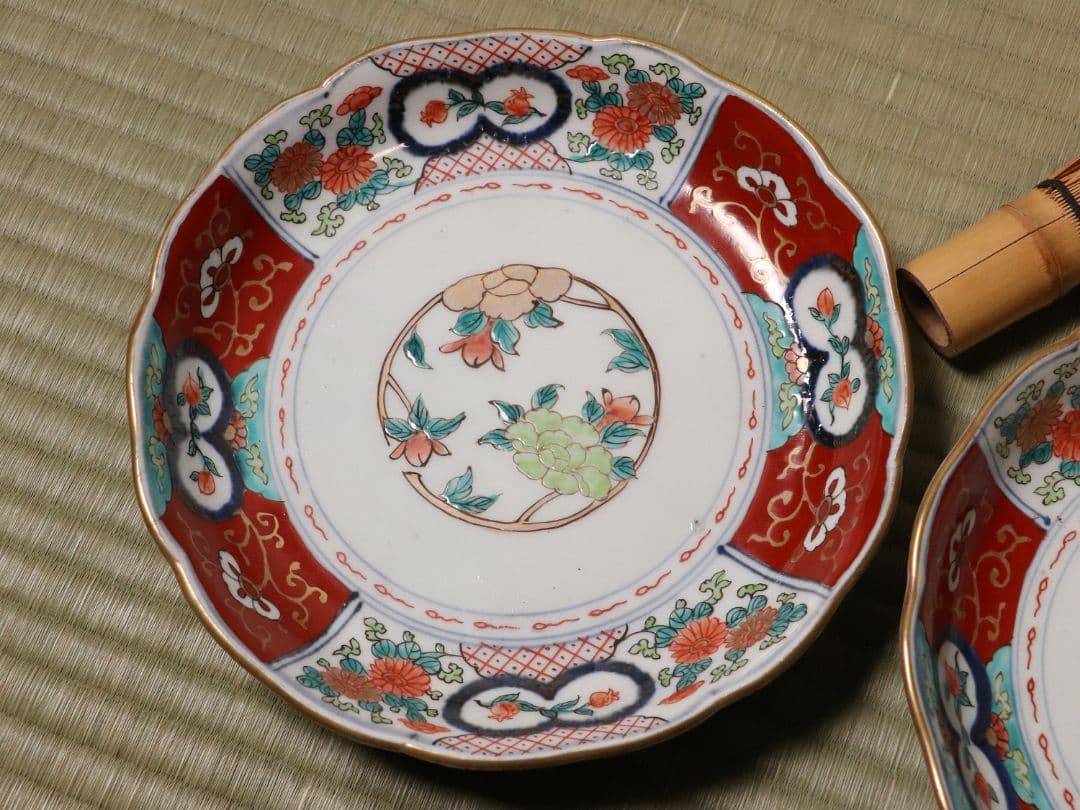 古伊万里 色絵 七寸皿 二客 21㎝ 草花 菊 牡丹 蝶 唐草 錦手CL95
