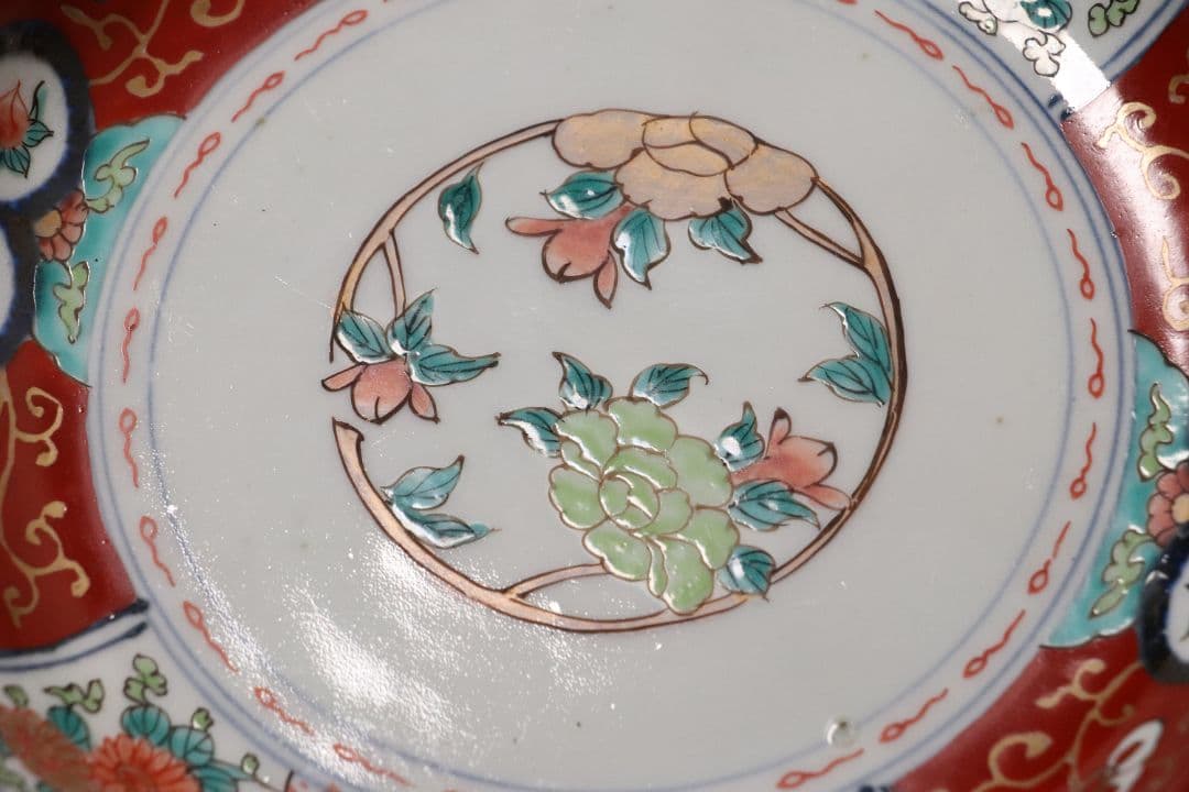 古伊万里 色絵 七寸皿 二客 21㎝ 草花 菊 牡丹 蝶 唐草 錦手CL95