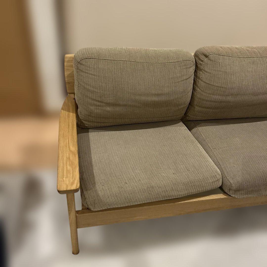 ベージュの木製フレームソファ送料込み