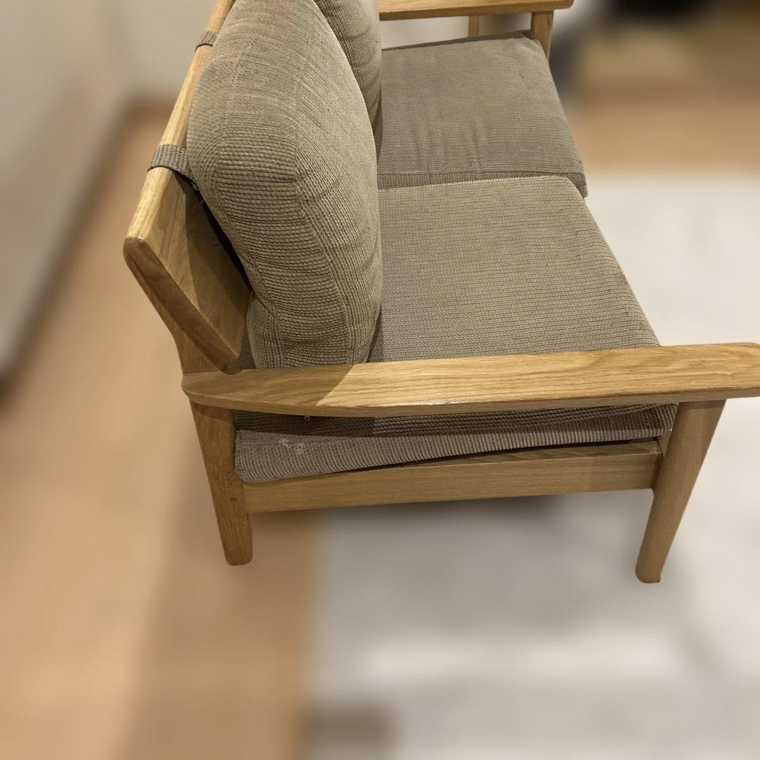 ベージュの木製フレームソファ送料込み