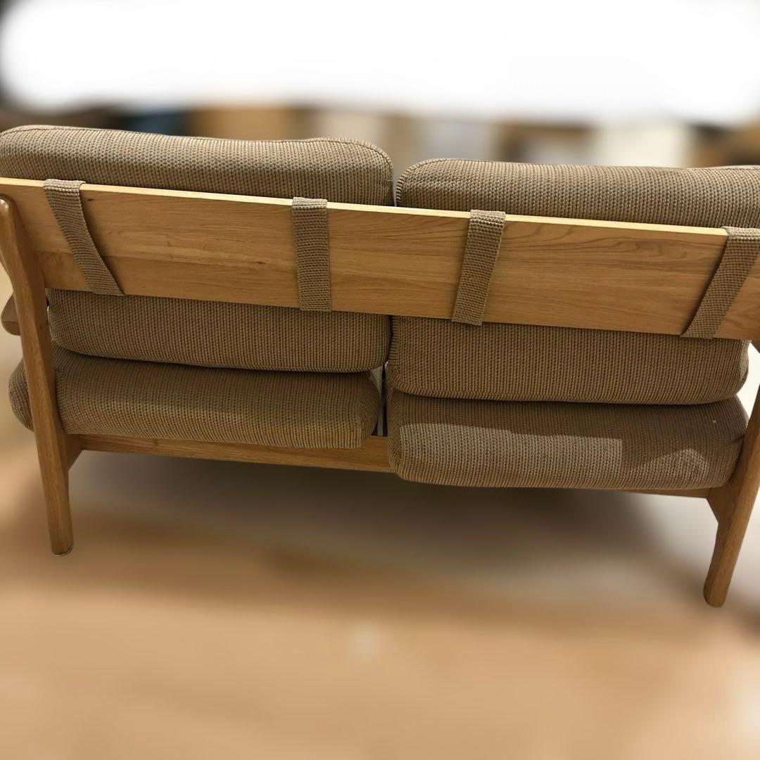 ベージュの木製フレームソファ送料込み