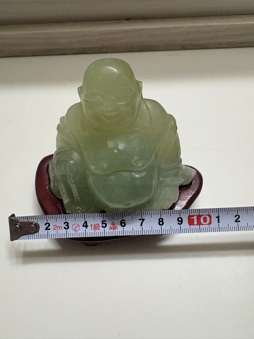 翡翠 手彫りの布袋さま 木製台座付き