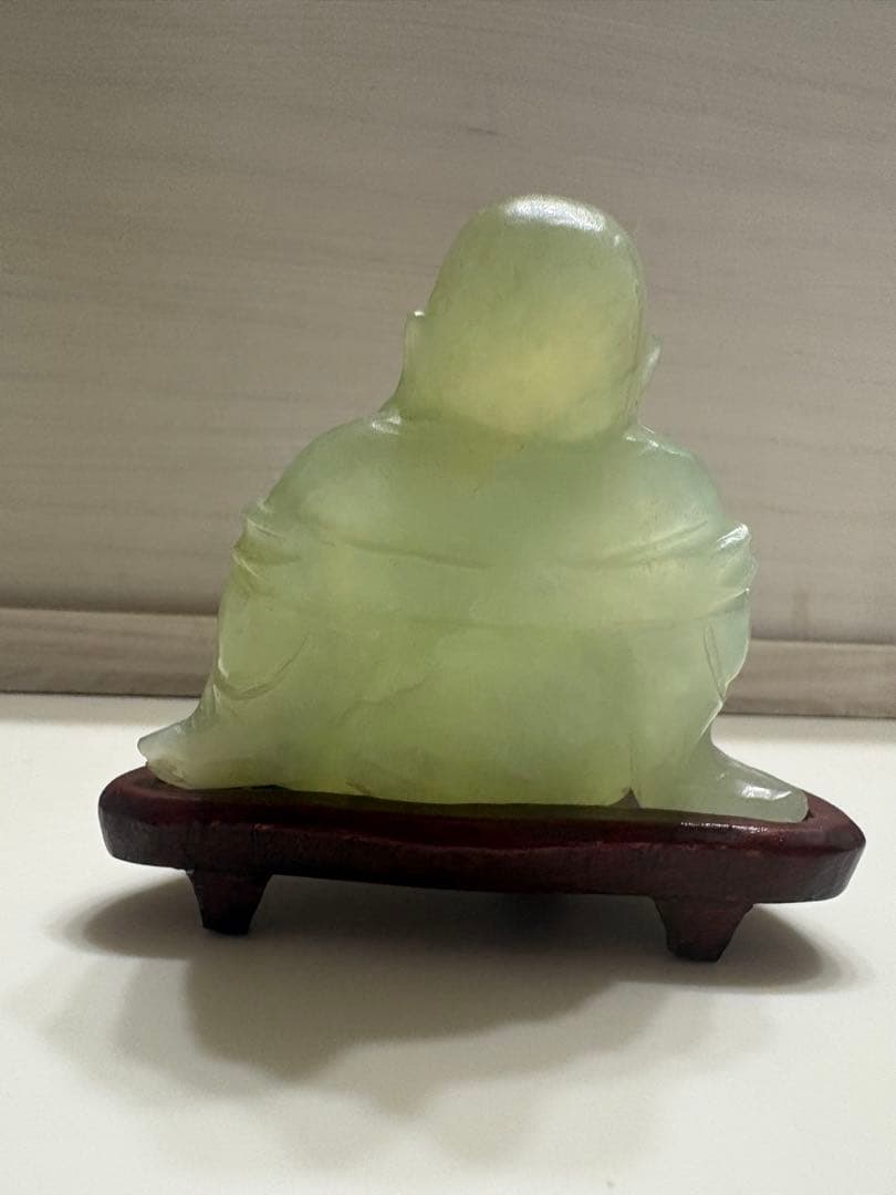 翡翠 手彫りの布袋さま 木製台座付き