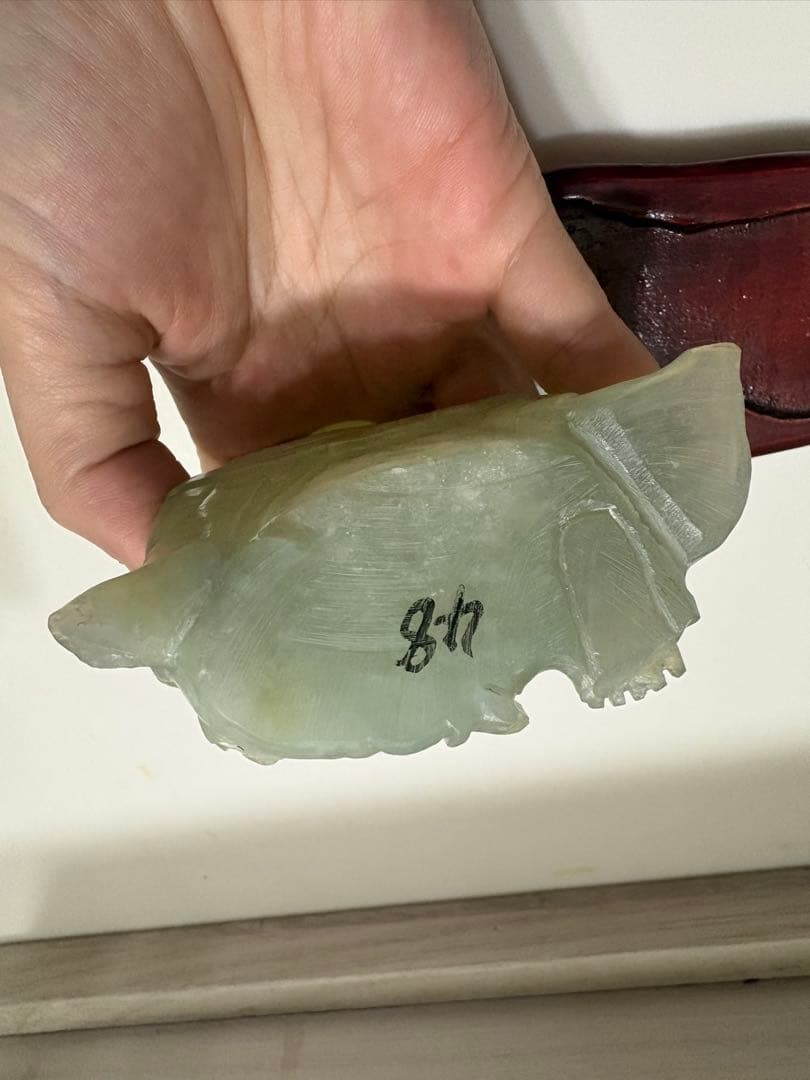 翡翠 手彫りの布袋さま 木製台座付き