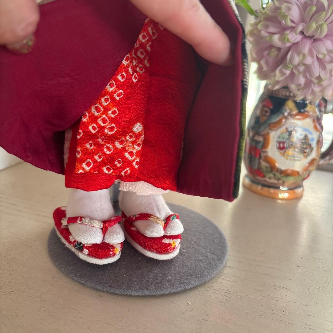 多色着物の人形 スタンド付き