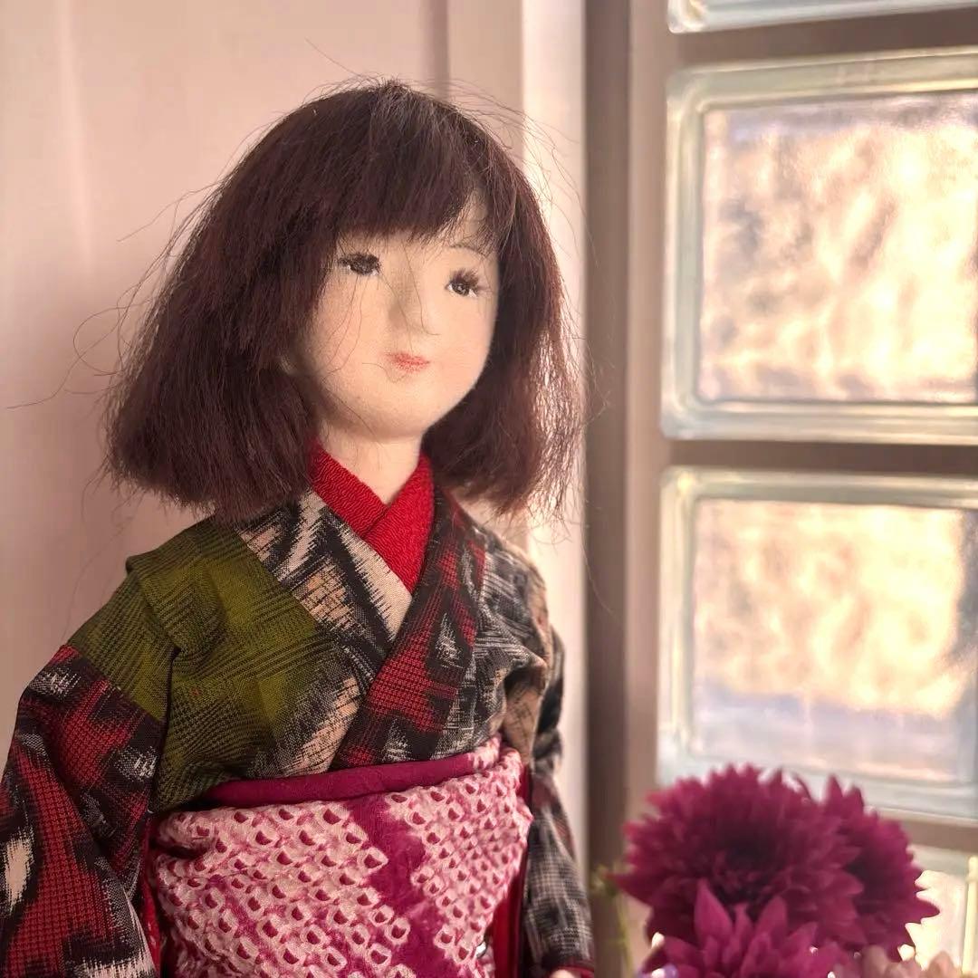 多色着物の人形 スタンド付き