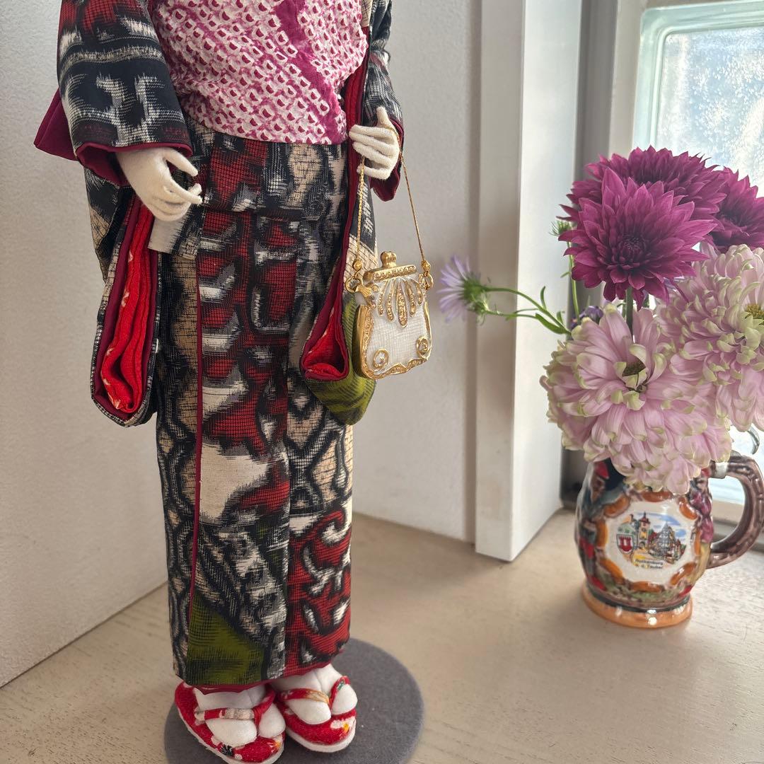 多色着物の人形 スタンド付き