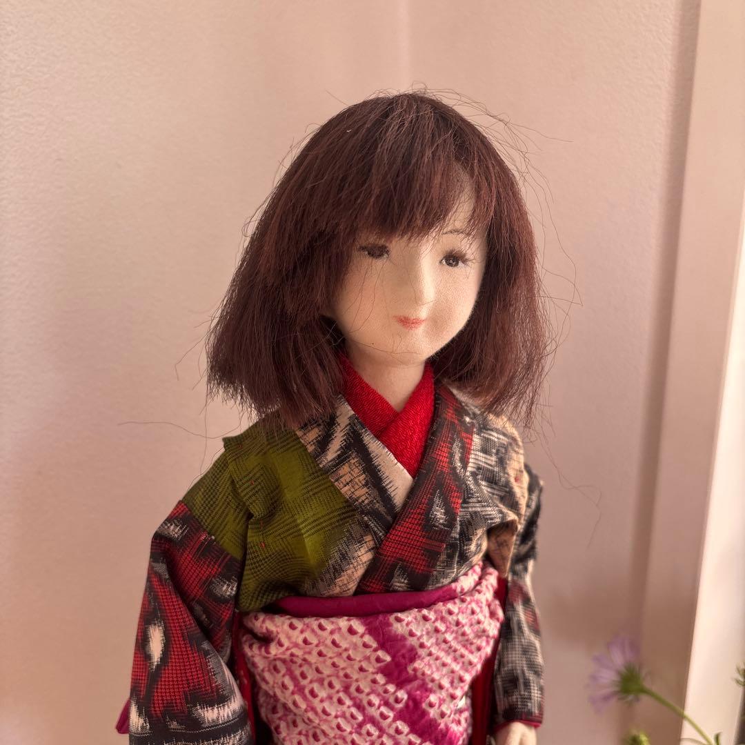 多色着物の人形 スタンド付き