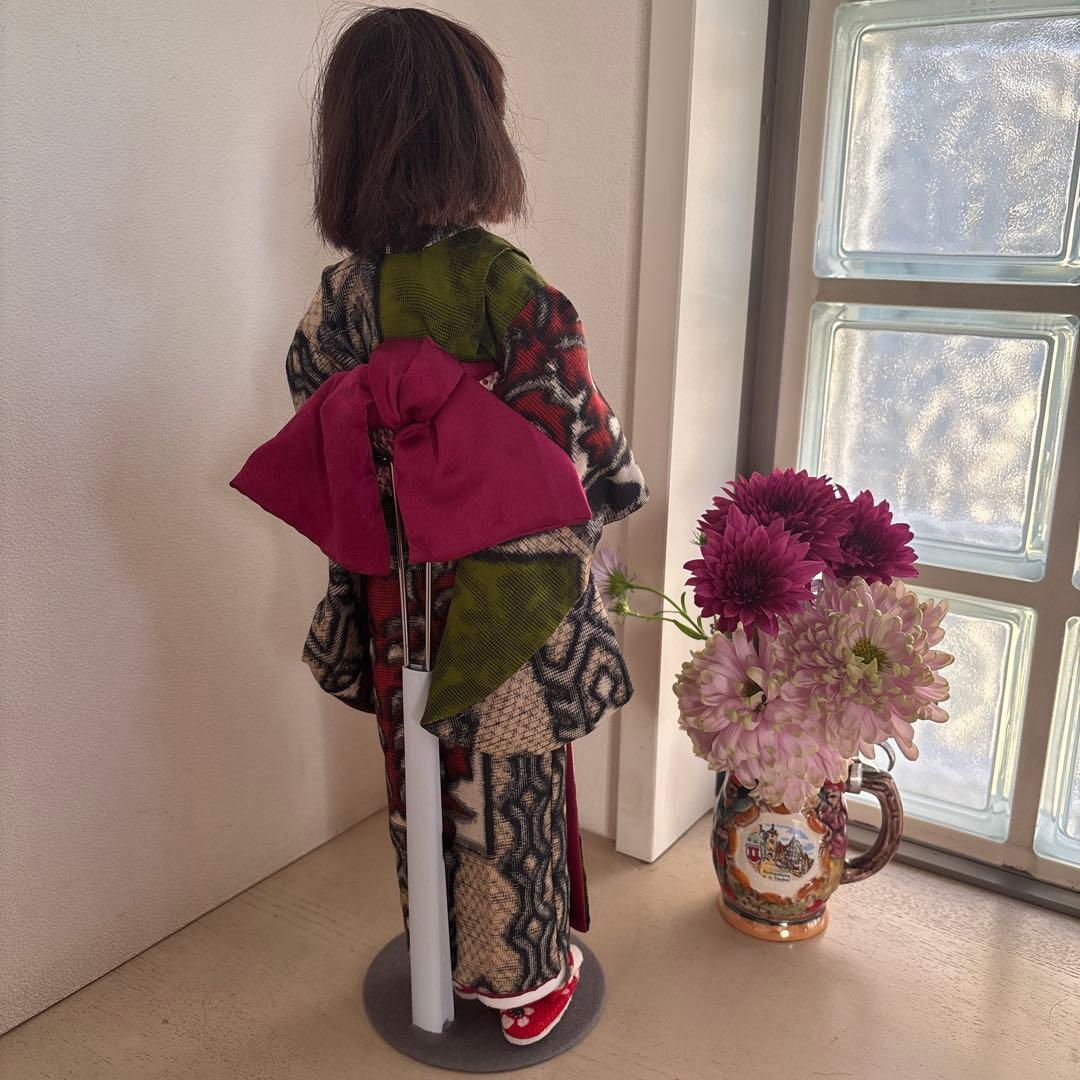 多色着物の人形 スタンド付き