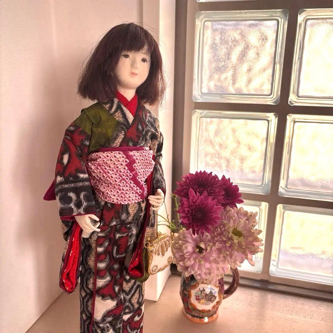 多色着物の人形 スタンド付き