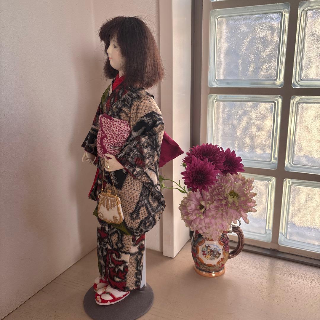 多色着物の人形 スタンド付き