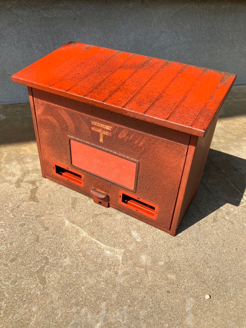 金属製 郵便受け 昭和レトロポスト　サビ具合がいい雰囲気を出してます♪ 当時物