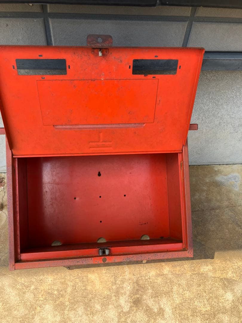 金属製 郵便受け 昭和レトロポスト　サビ具合がいい雰囲気を出してます♪ 当時物