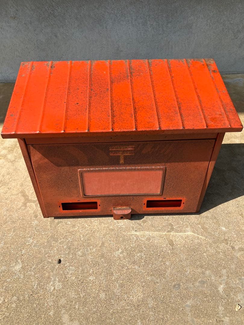 金属製 郵便受け 昭和レトロポスト　サビ具合がいい雰囲気を出してます♪ 当時物