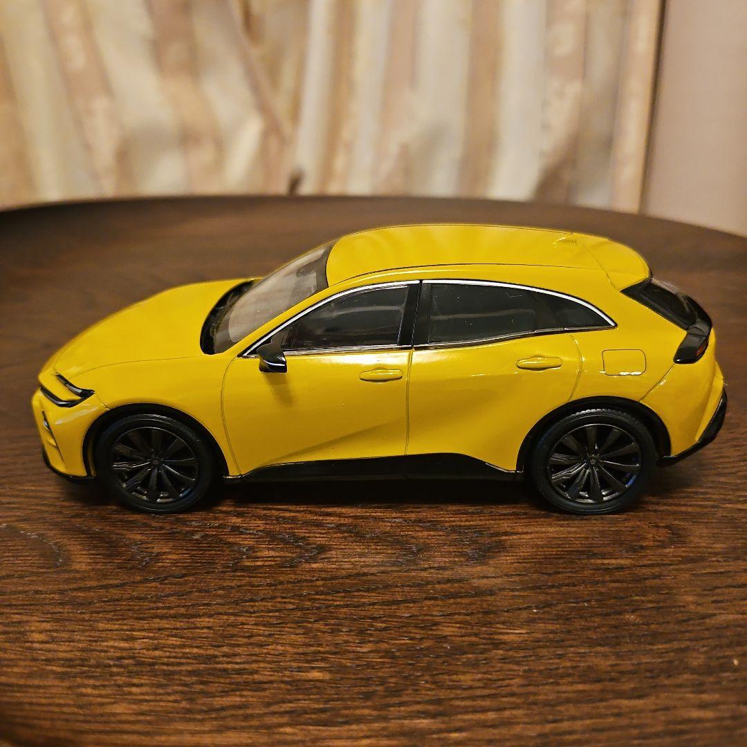CROWNスポーツ　マスタード色　30分の1　ミニカー