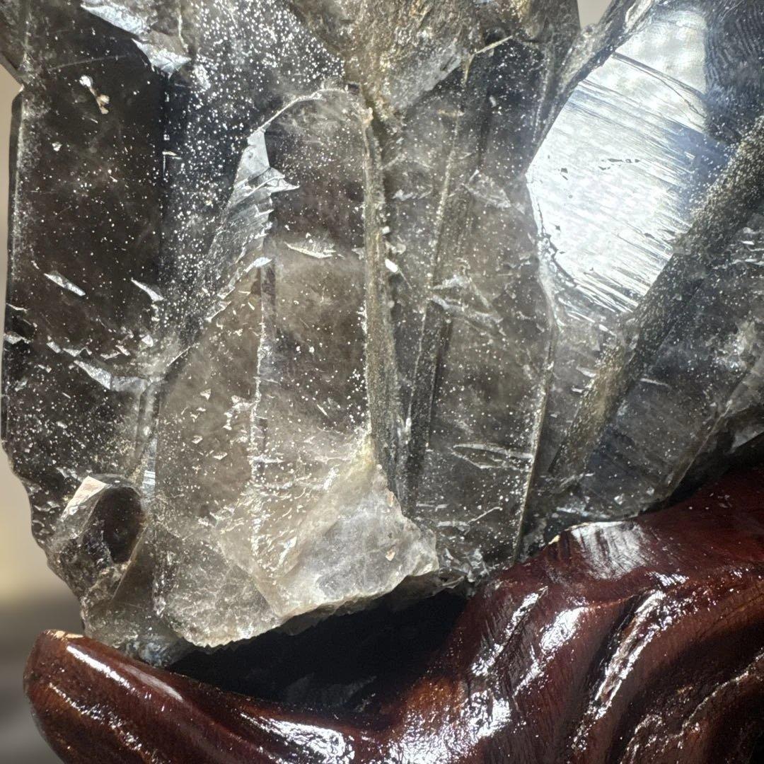 【展示品】山東省五蓮県産 6.3kg モリオン原石 台座付　黒水晶