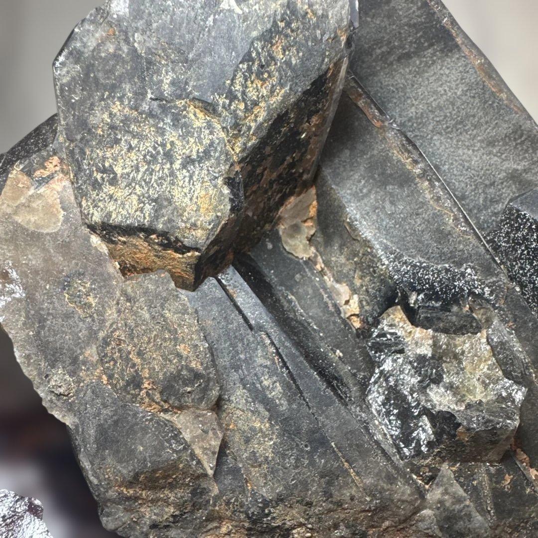 【展示品】山東省五蓮県産 6.3kg モリオン原石 台座付　黒水晶