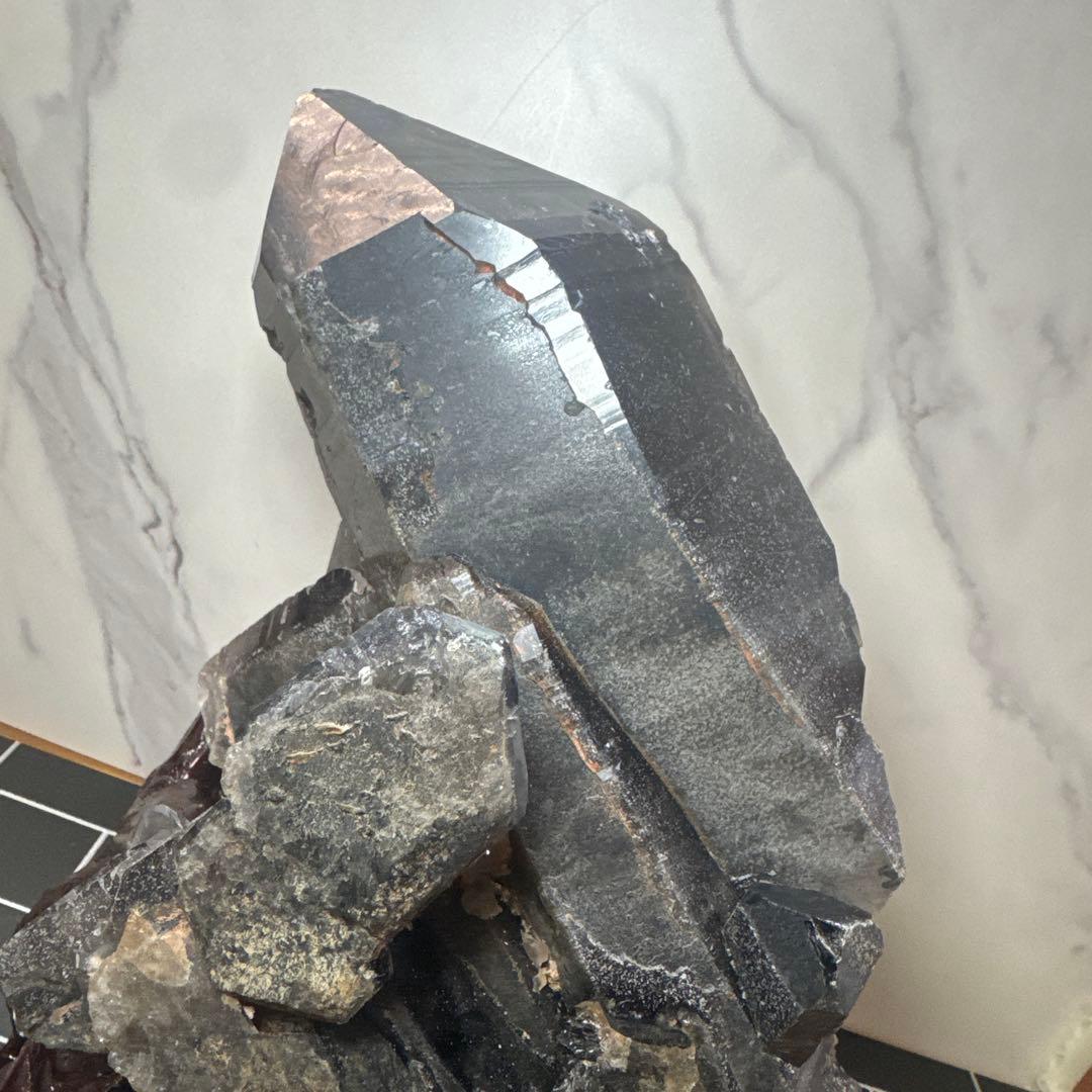 【展示品】山東省五蓮県産 6.3kg モリオン原石 台座付　黒水晶