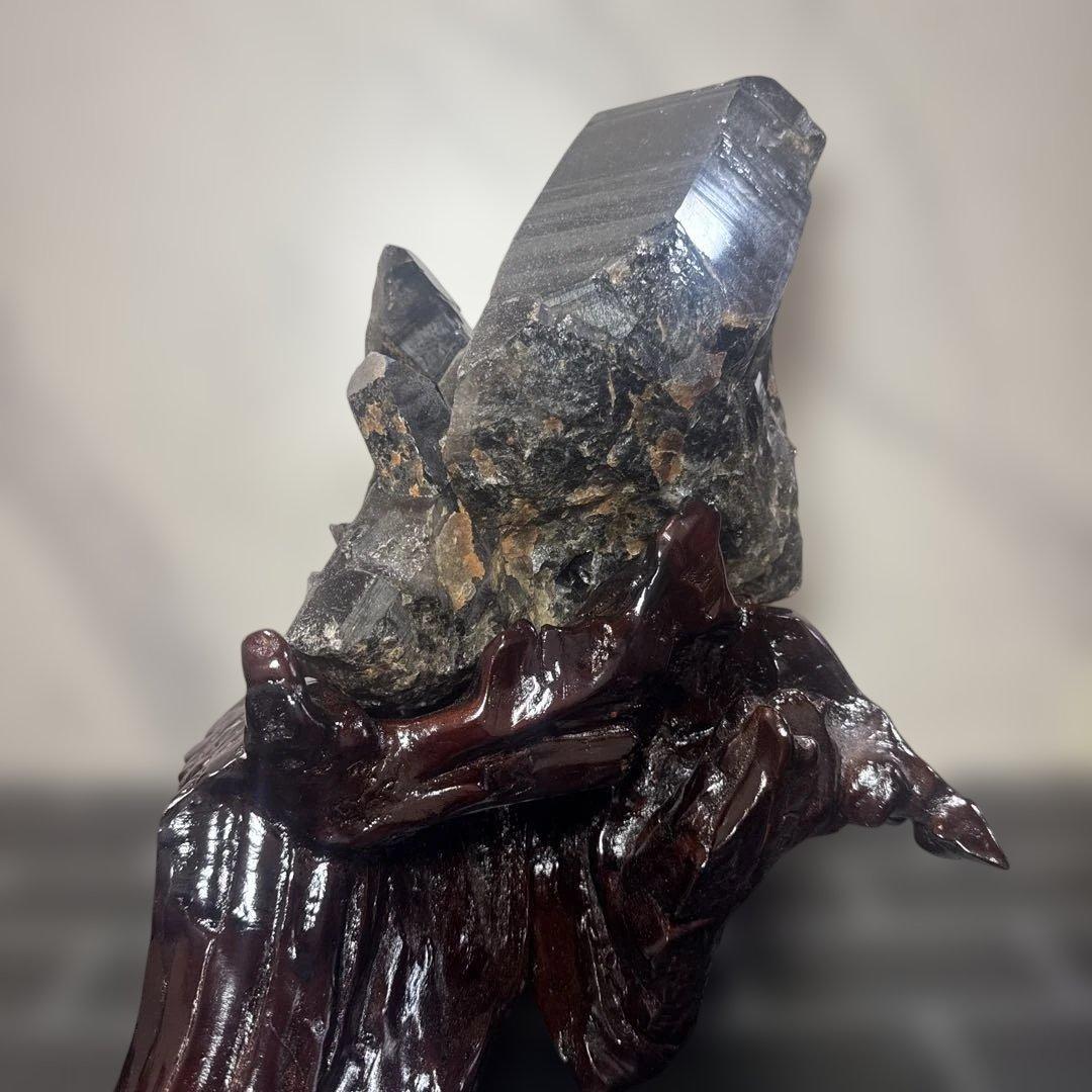 【展示品】山東省五蓮県産 6.3kg モリオン原石 台座付　黒水晶