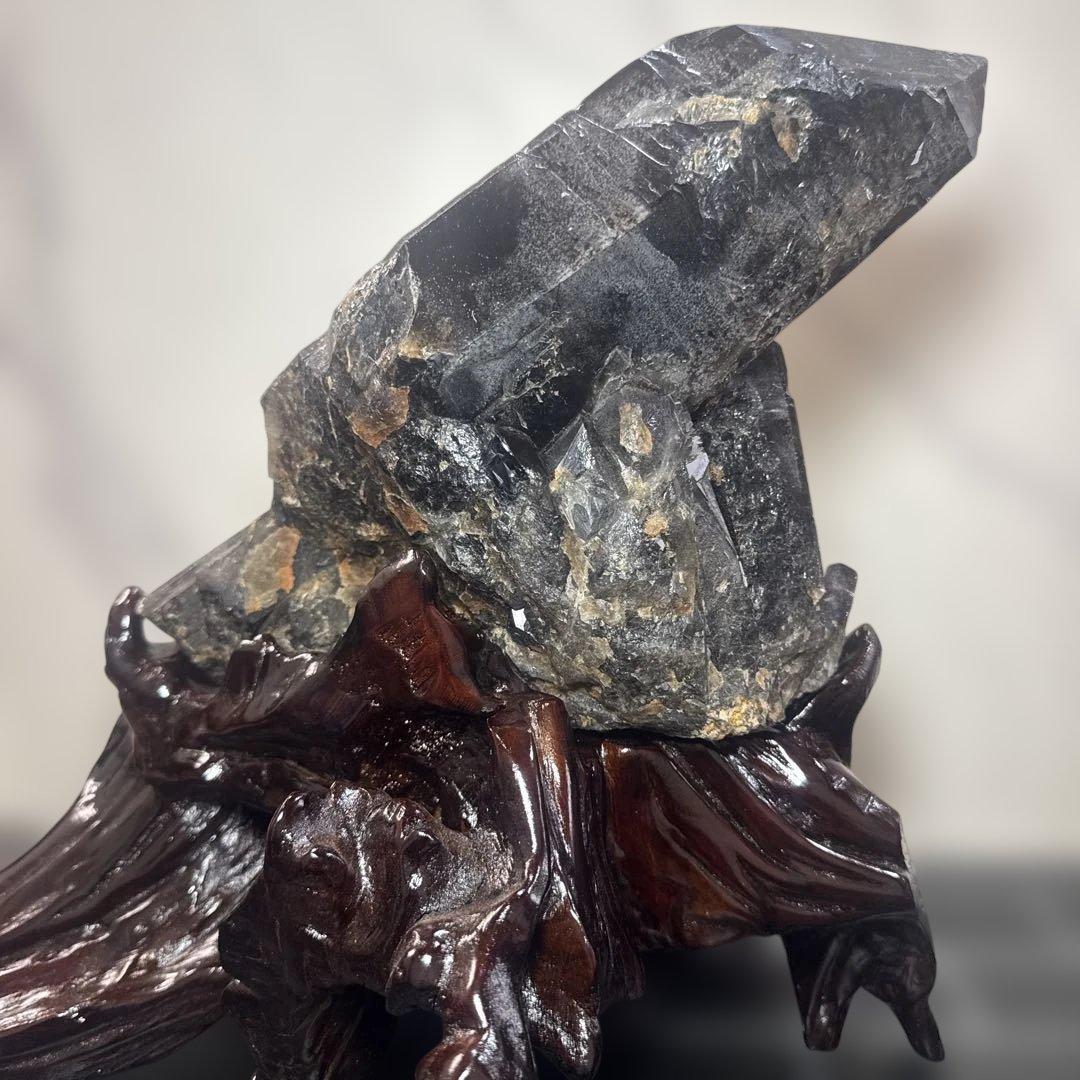 【展示品】山東省五蓮県産 6.3kg モリオン原石 台座付　黒水晶