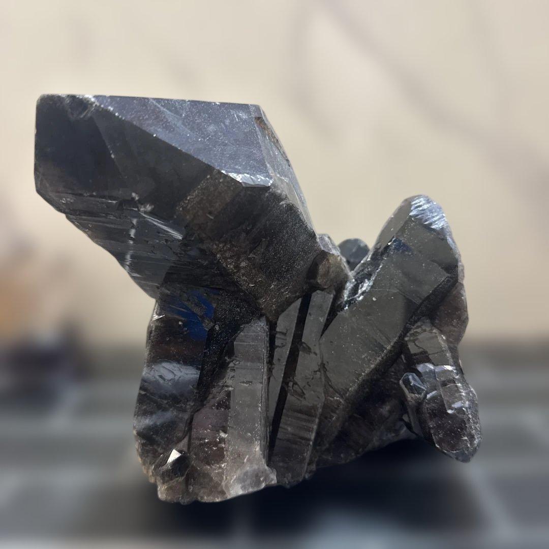 【展示品】山東省五蓮県産 6.3kg モリオン原石 台座付　黒水晶