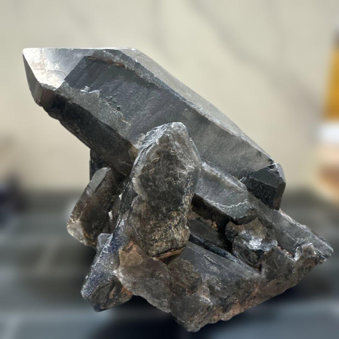 【展示品】山東省五蓮県産 6.3kg モリオン原石 台座付　黒水晶