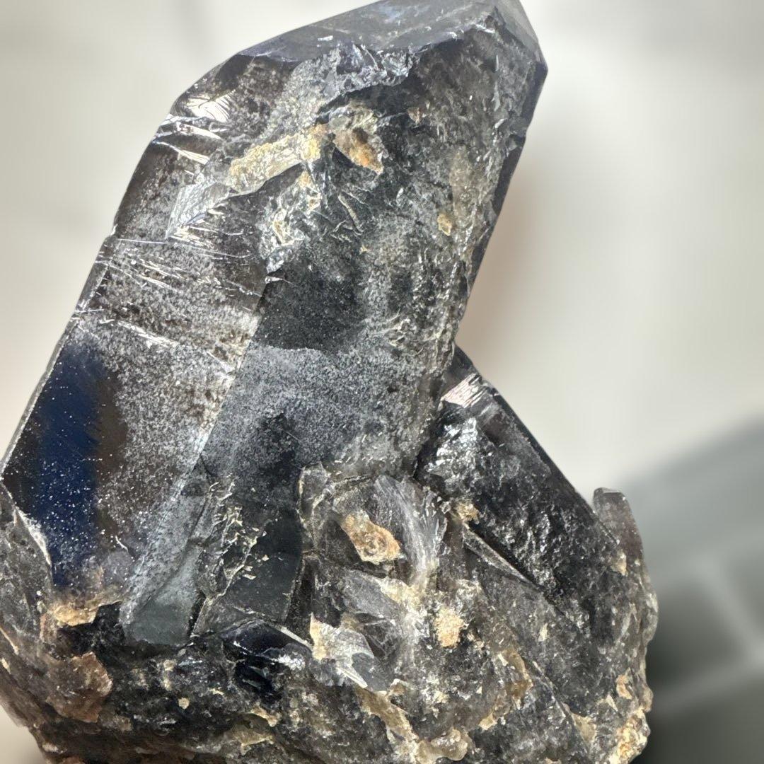 【展示品】山東省五蓮県産 6.3kg モリオン原石 台座付　黒水晶