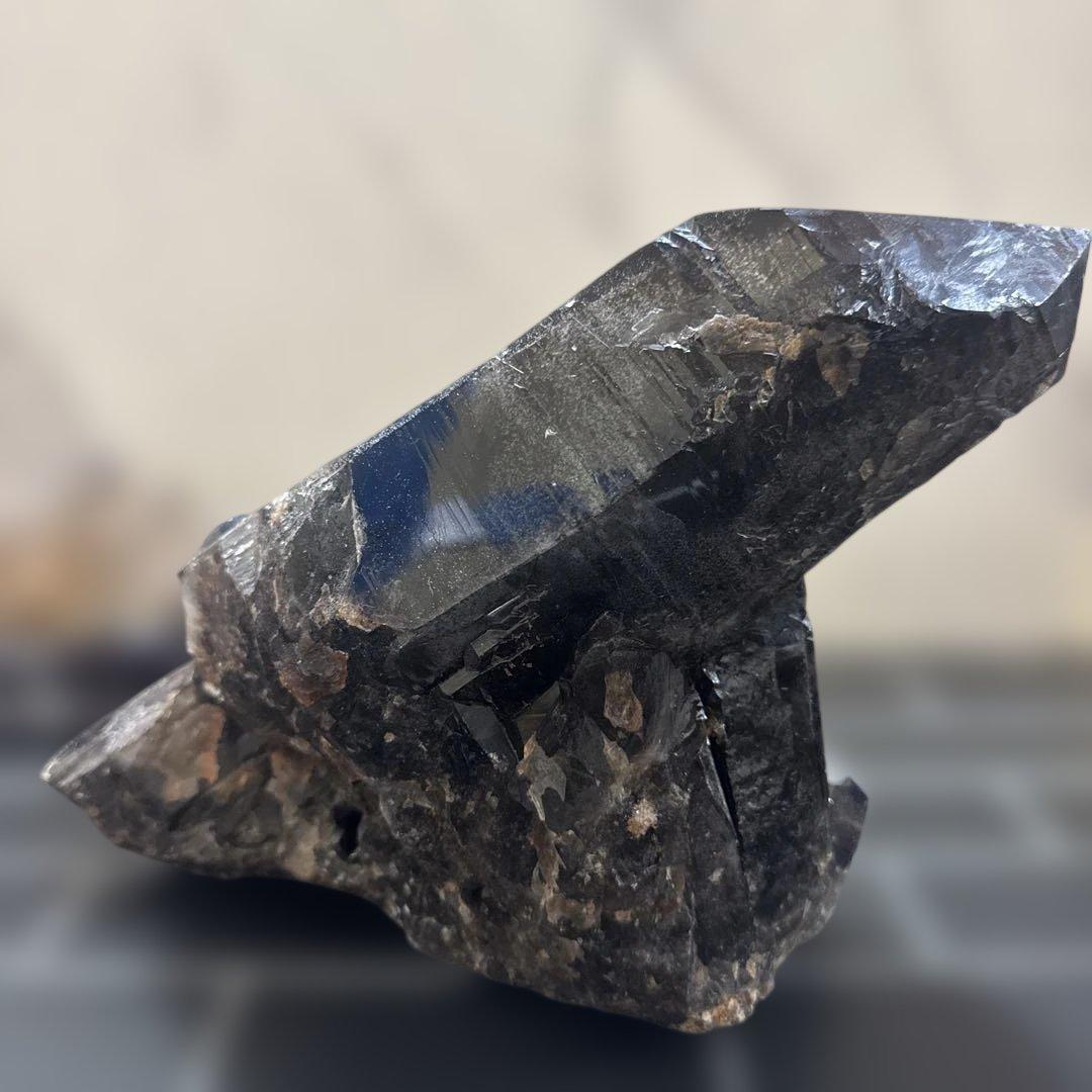 【展示品】山東省五蓮県産 6.3kg モリオン原石 台座付　黒水晶