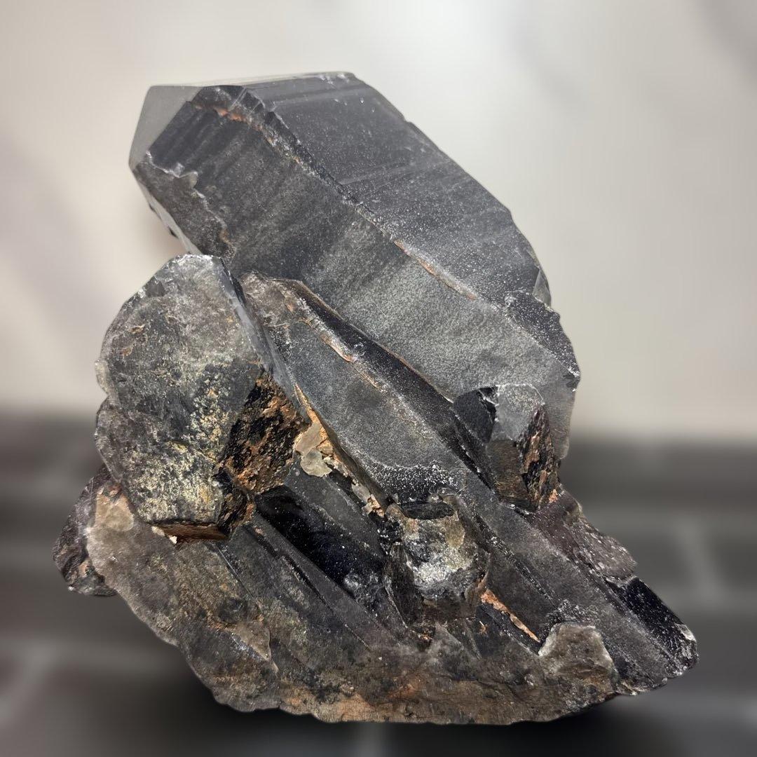 【展示品】山東省五蓮県産 6.3kg モリオン原石 台座付　黒水晶