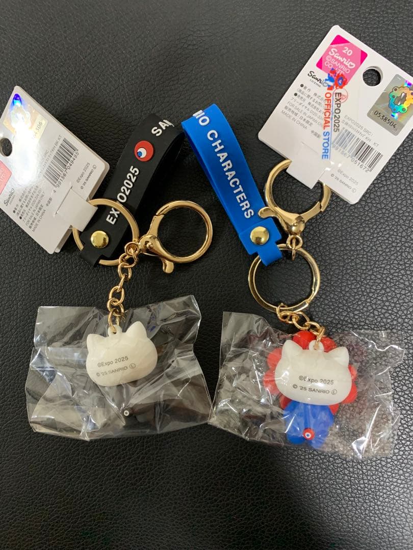 大阪関西万博　ハローキティ　黒×通常カラー　セット