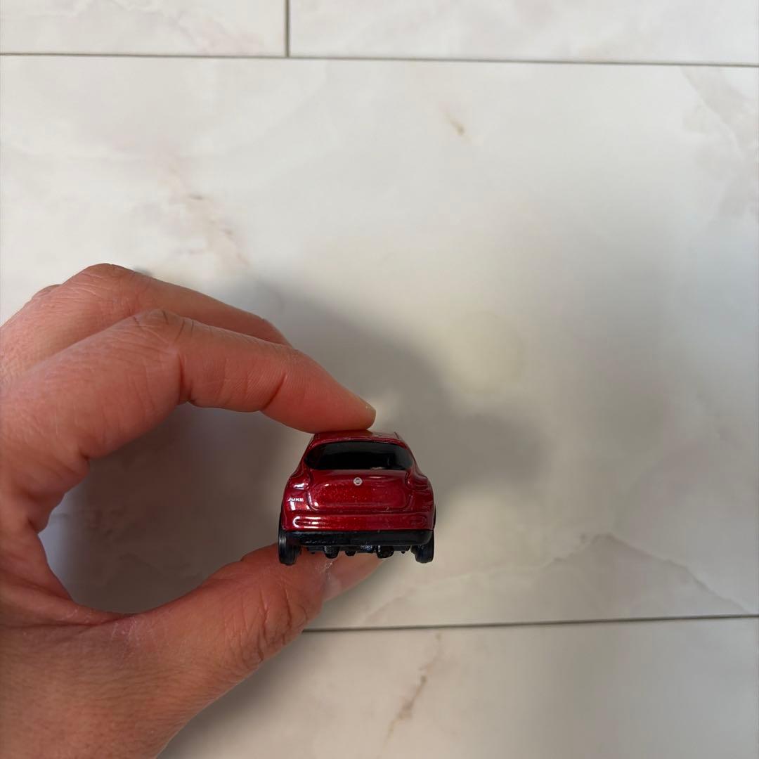 トミカ No.27 日産 ジューク 赤いSUVミニカー - メルカリ