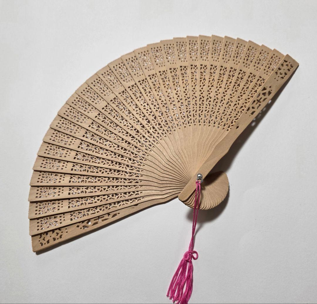 透かし彫り 木製扇子 房付き - メルカリ