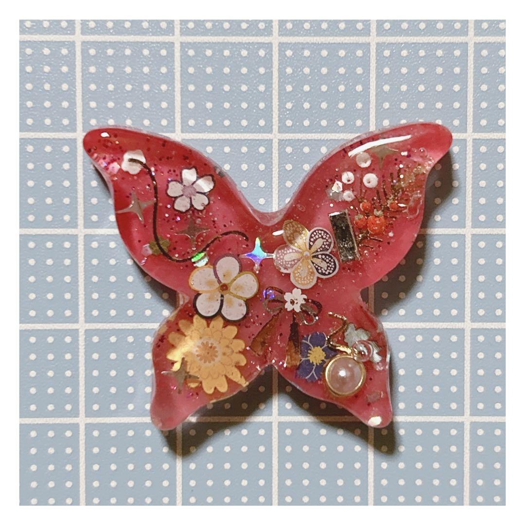 No 983❣️可愛い蝶々型お正月模様レジンヘアゴム❣️٩(๑❛ᴗ❛๑)۶