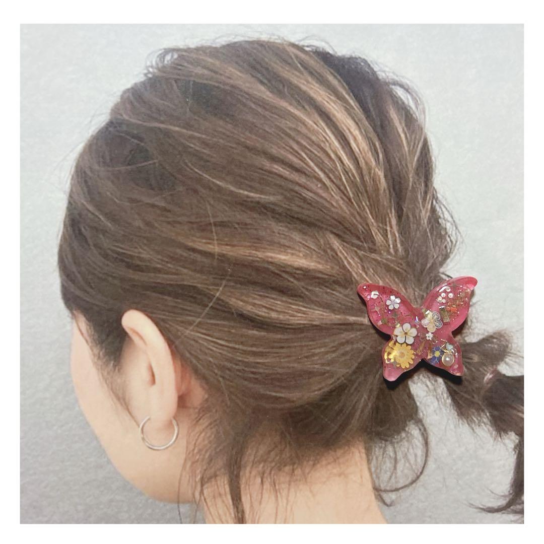 No 983❣️可愛い蝶々型お正月模様レジンヘアゴム❣️٩(๑❛ᴗ❛๑)۶