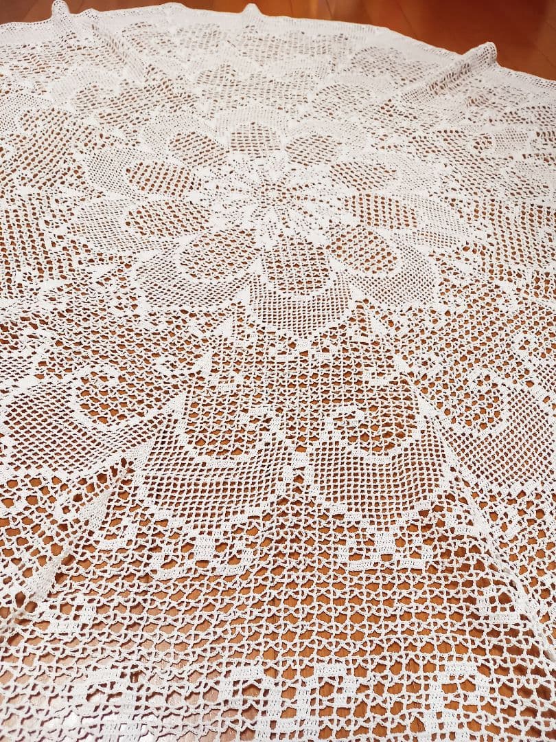レース編みのテーブルクロス 直径　約130㎝