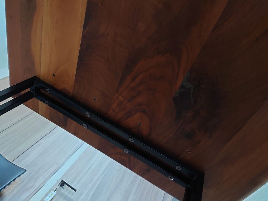 オーキタ家具　木製　ダイニングテーブ　ウォルナット　１枚板　ブラウン