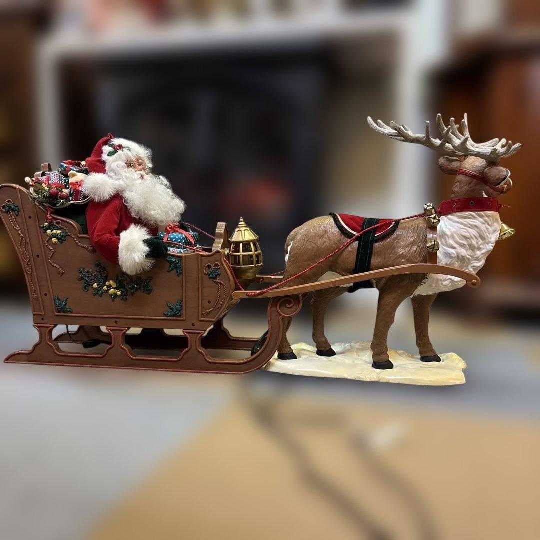 トナカイさんが引くソリに乗ったサンタさん