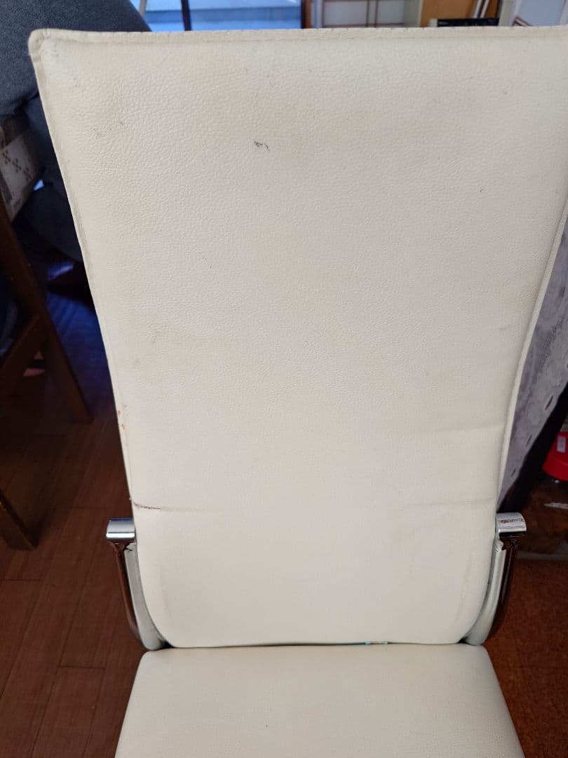 ガラス天板の長方形テーブル