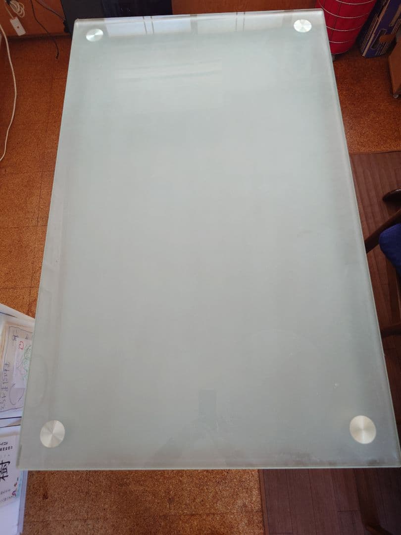 ガラス天板の長方形テーブル