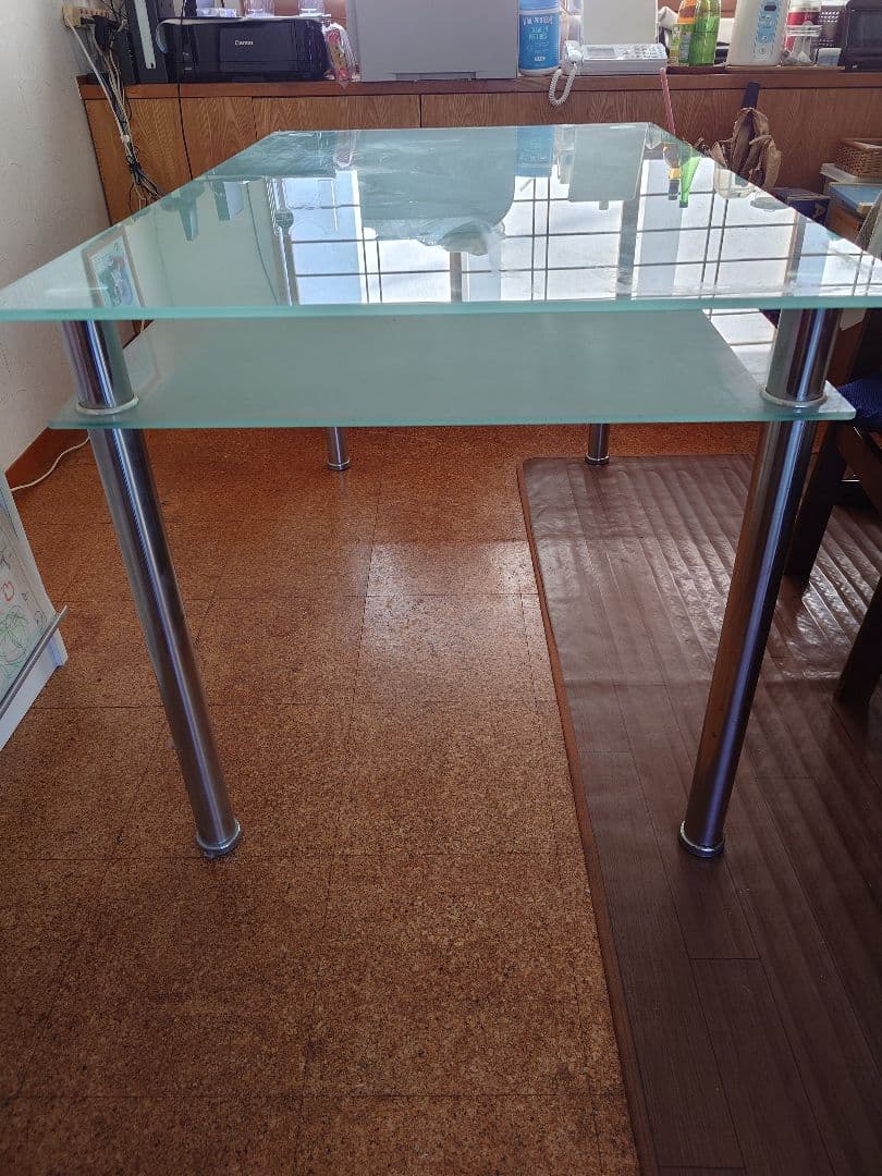 ガラス天板の長方形テーブル