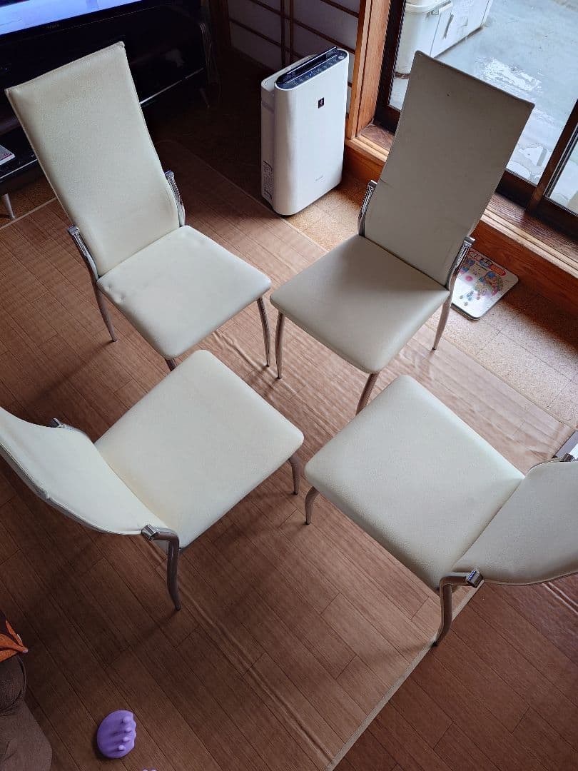 ガラス天板の長方形テーブル