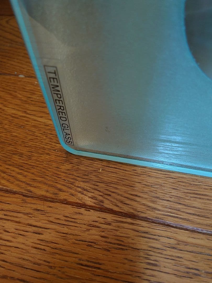 ガラス天板の長方形テーブル