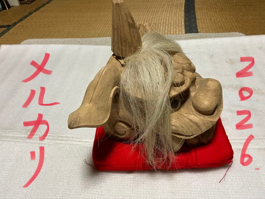 獅子木製置物／楠製【座布団付き　縁起物　インテリア置物】。