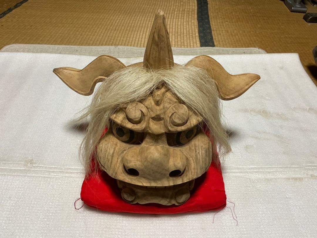 獅子木製置物／楠製【座布団付き　縁起物　インテリア置物】。