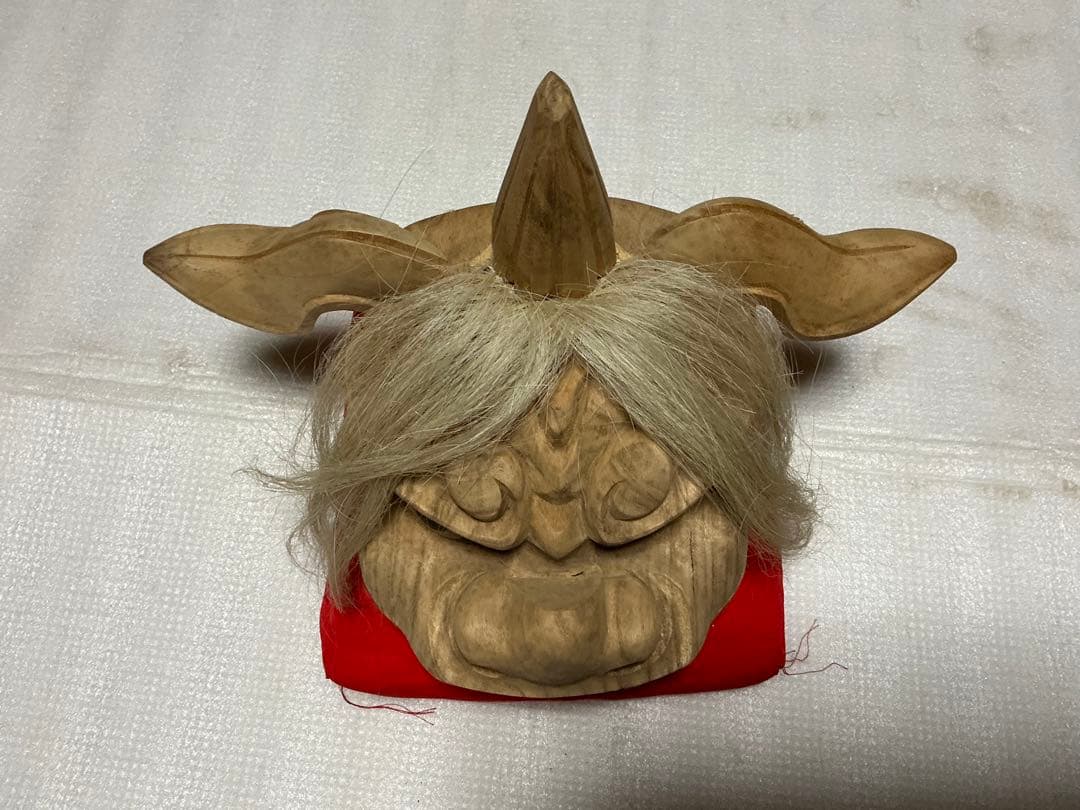 獅子木製置物／楠製【座布団付き　縁起物　インテリア置物】。