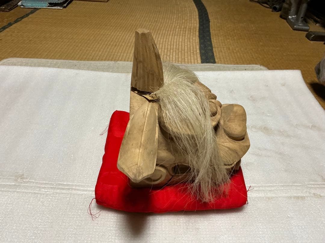 獅子木製置物／楠製【座布団付き　縁起物　インテリア置物】。