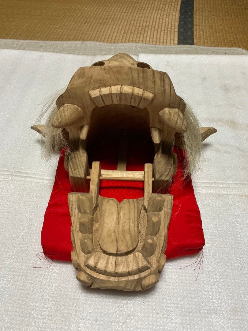 獅子木製置物／楠製【座布団付き　縁起物　インテリア置物】。