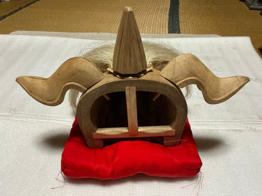 獅子木製置物／楠製【座布団付き　縁起物　インテリア置物】。